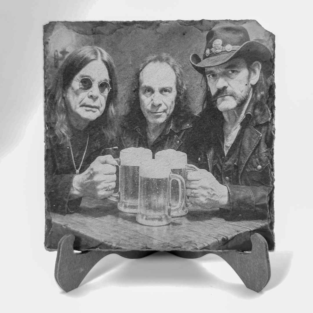 Schiefer Untersetzer „Ossy, Ronnie & Lemmy“ – Rocklegenden am Tisch mit Bierkrug – Bild 4