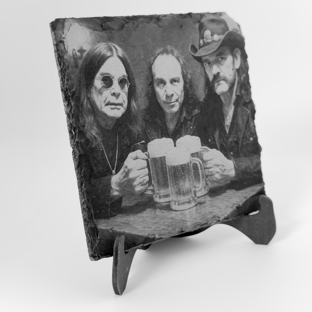 Schiefer Untersetzer „Ossy, Ronnie & Lemmy“ – Rocklegenden am Tisch mit Bierkrug – Bild 5