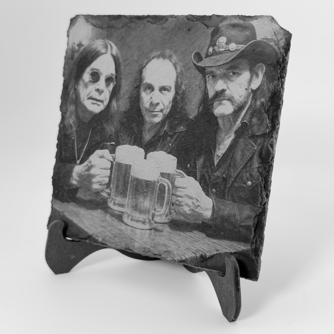 Schiefer Untersetzer „Ossy, Ronnie & Lemmy“ – Rocklegenden am Tisch mit Bierkrug – Bild 6