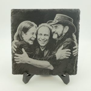 🤘 Schiefer Untersetzer „Ossy, Ronnie & Lemmy“ – Rocklegenden vereint 🤘