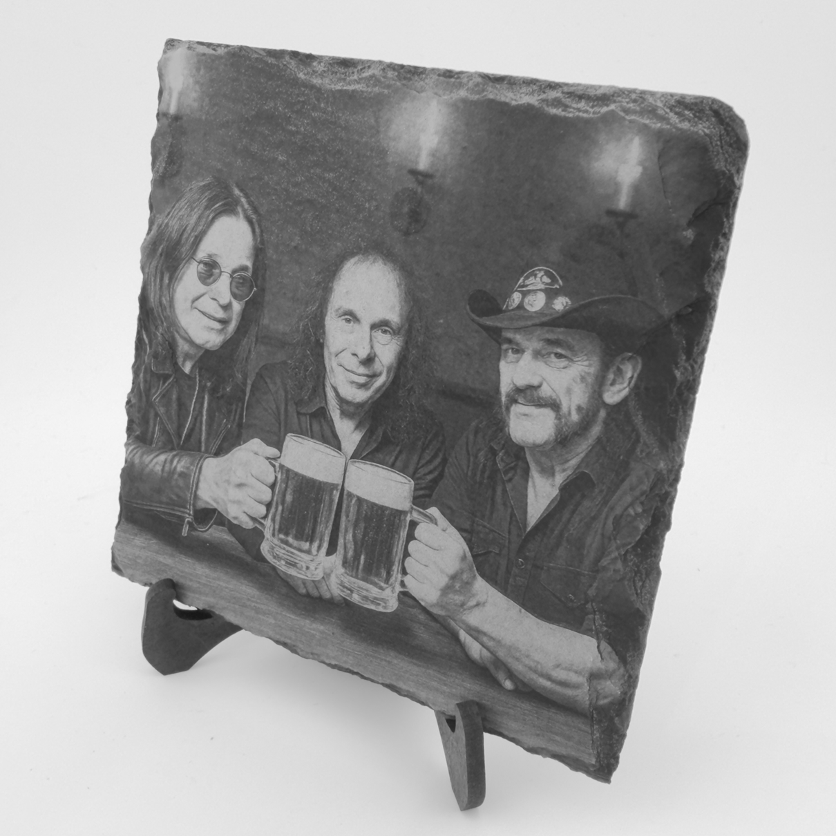 Schiefer Untersetzer „Ossy, Ronnie & Lemmy“ – Rocklegenden am Tisch mit Bierkrug – Bild 2